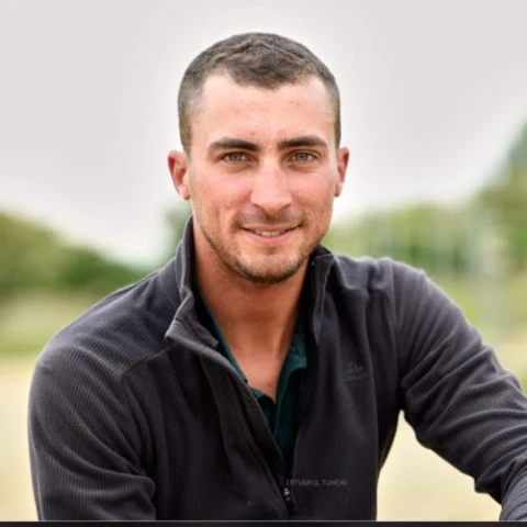Portrait de Maxime, instructeur au Club hippique de Colomiers